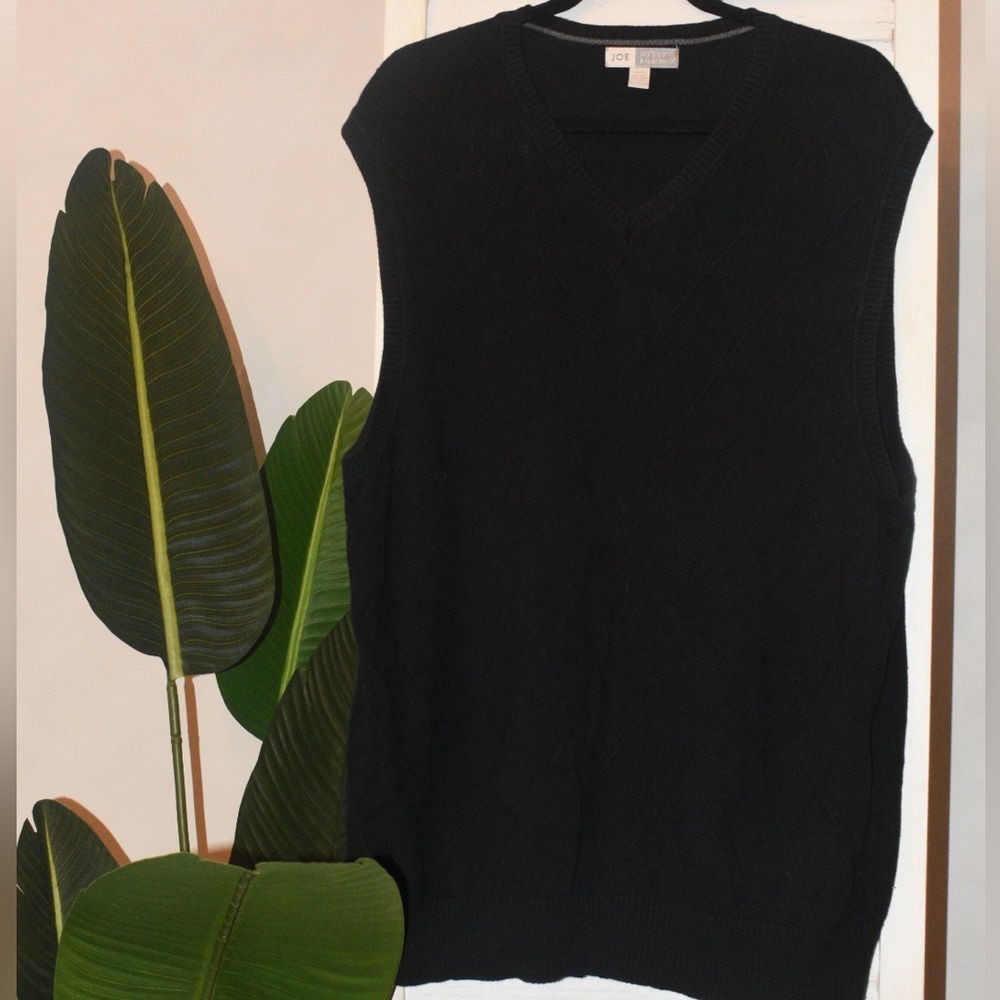 Sleek black vest for men, size XL,Good condition.